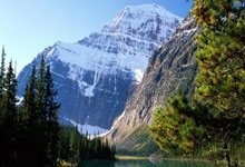 开云体育入口-英超争冠焦点战启示录，巴萨式正面击溃哲学，如何映照现代足球的战术革命