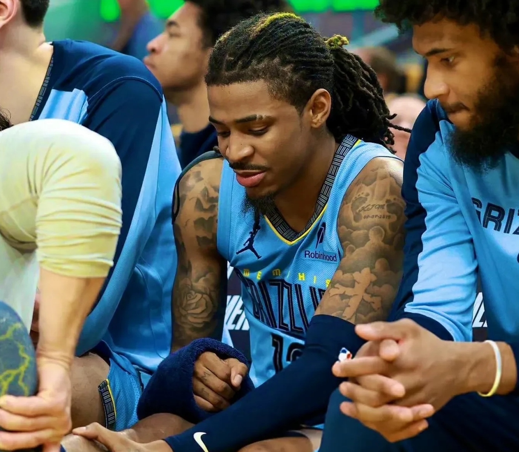 关于独行侠鏖战灰熊，布克刷新纪录的信息