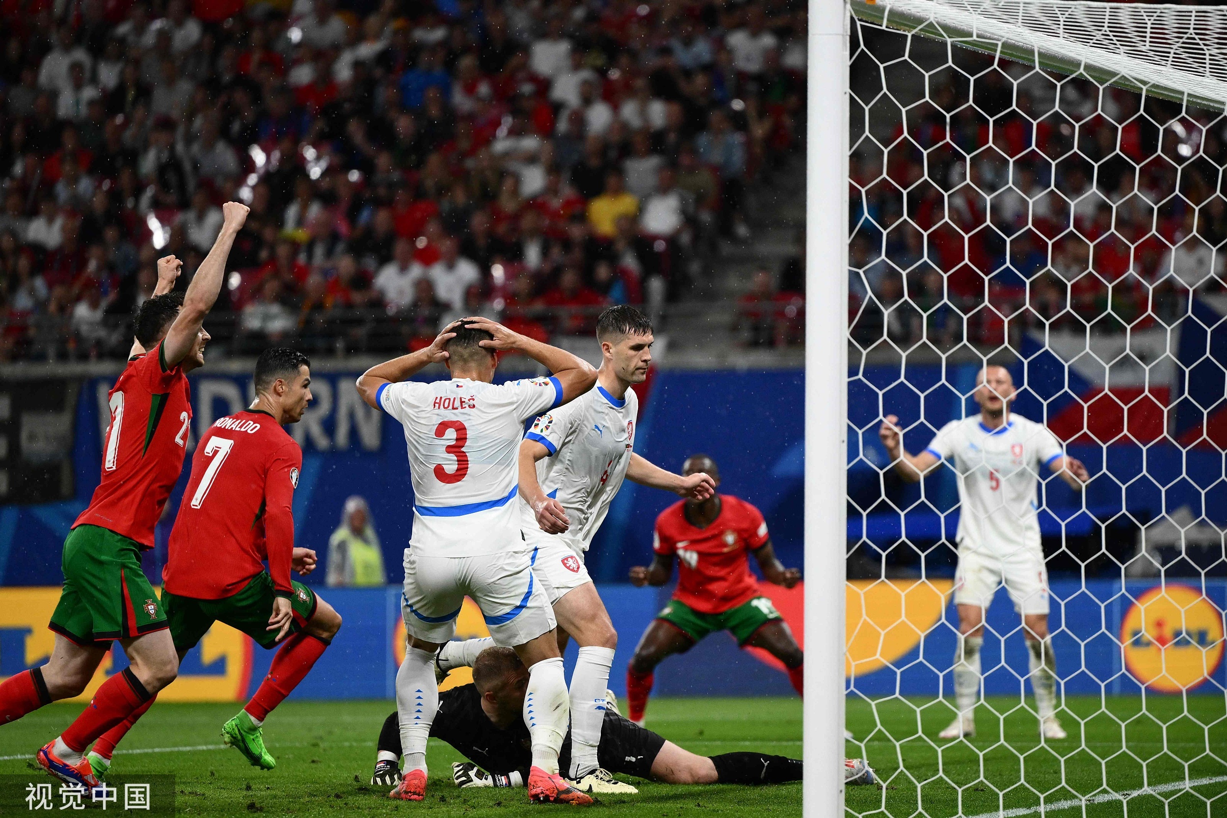 关于拼搏争霸：欧洲杯赛场上演精彩战斗的信息