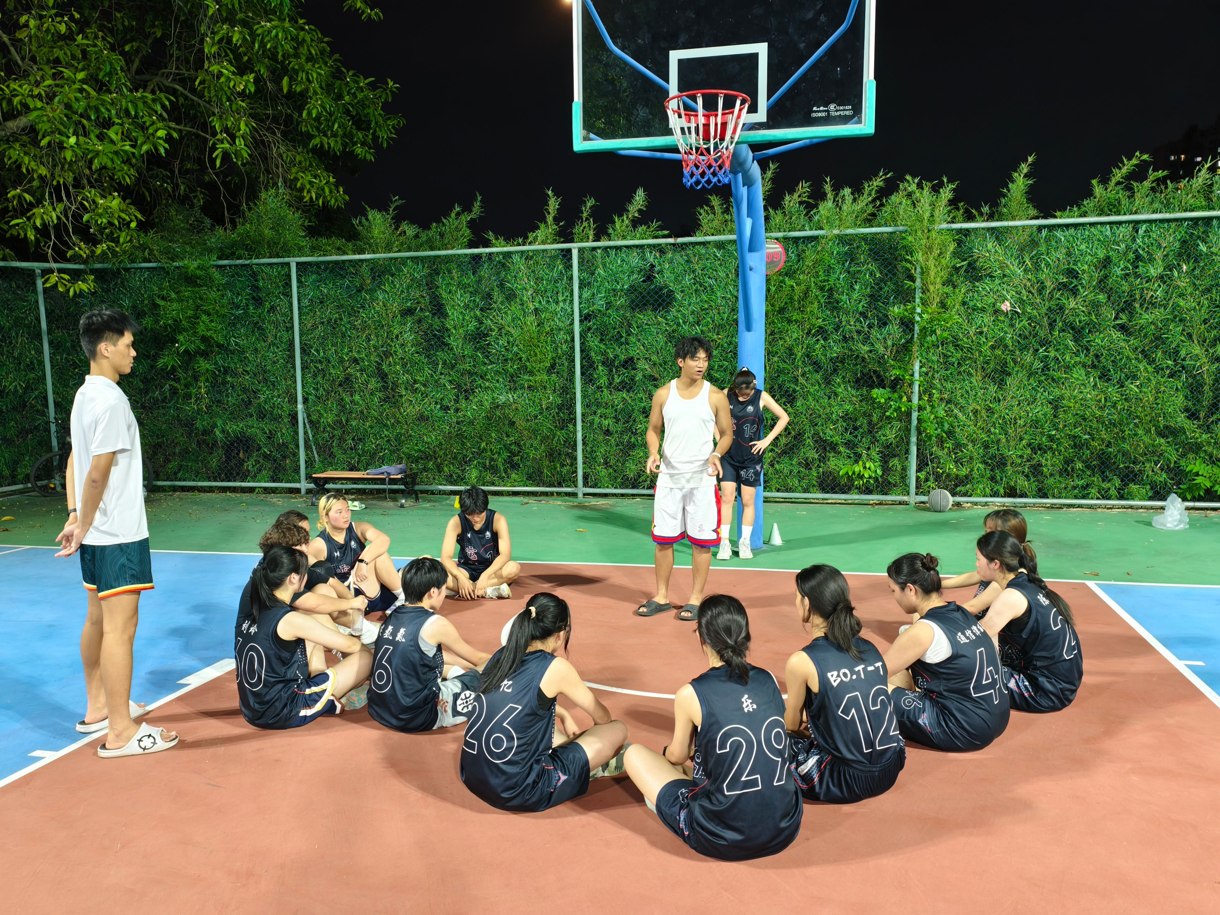 关于异国篮球明星齐聚，风采无限场面壮观的信息