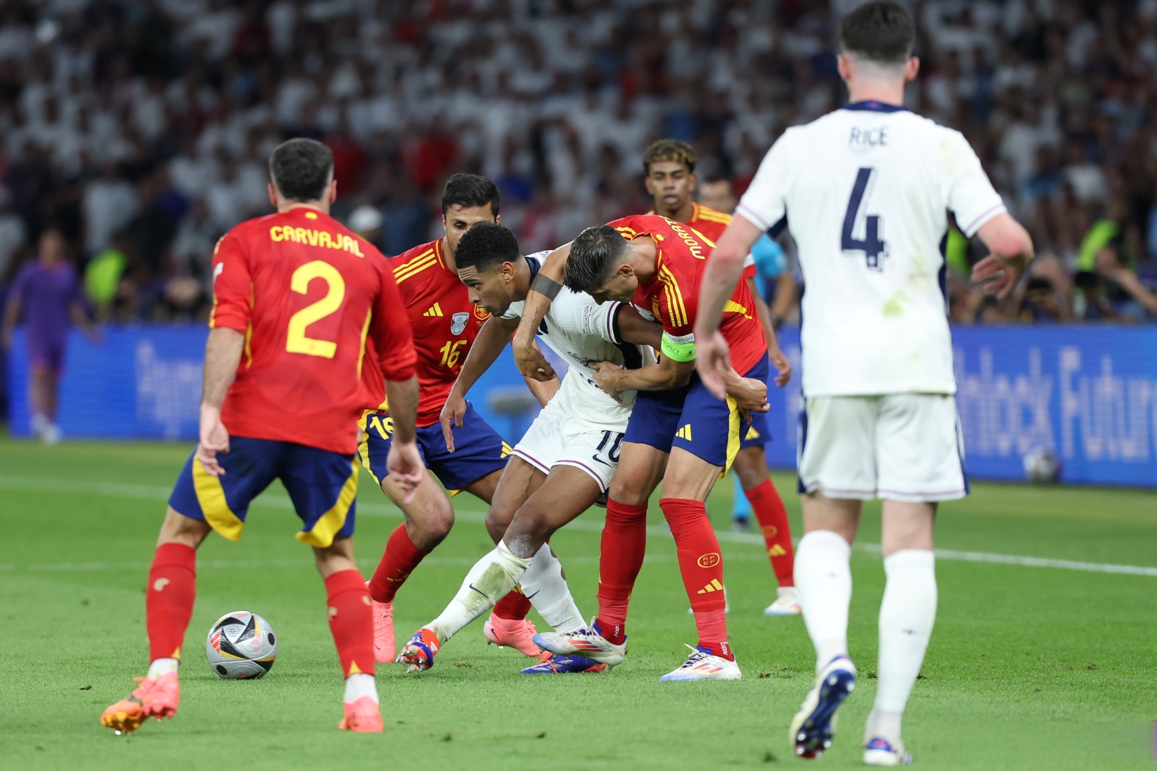 激烈角逐，欧洲足坛豪门纷纷出击的简单介绍