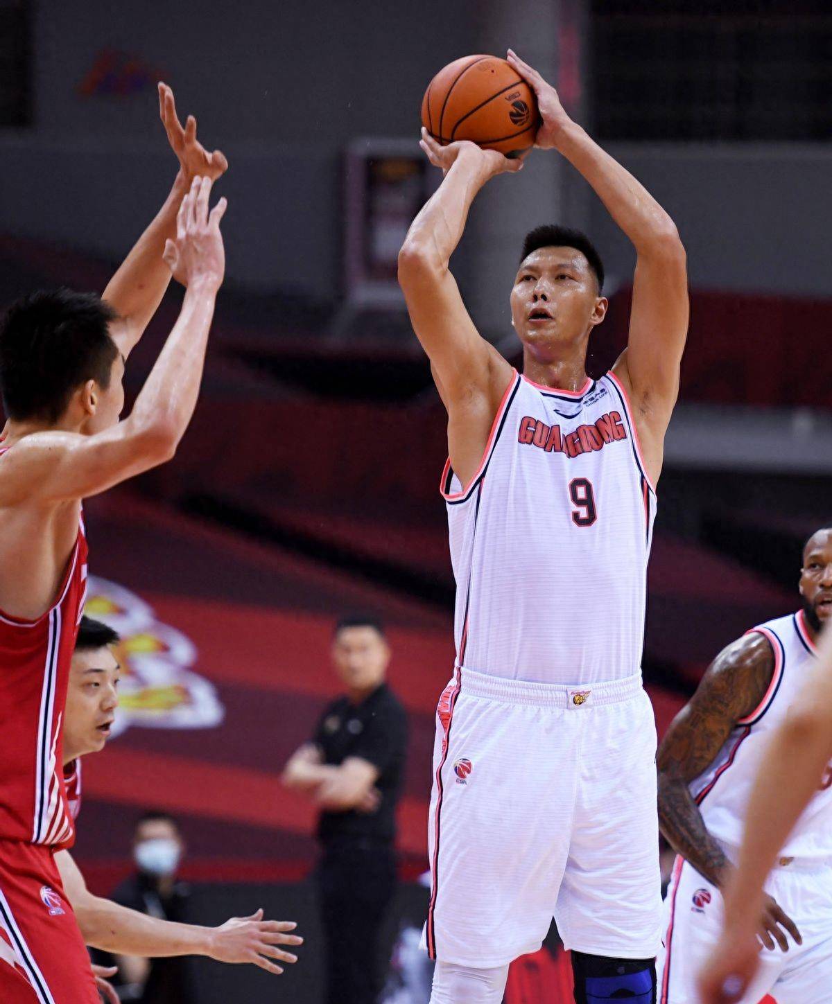 广东队逆转胜利，领先优势扩大