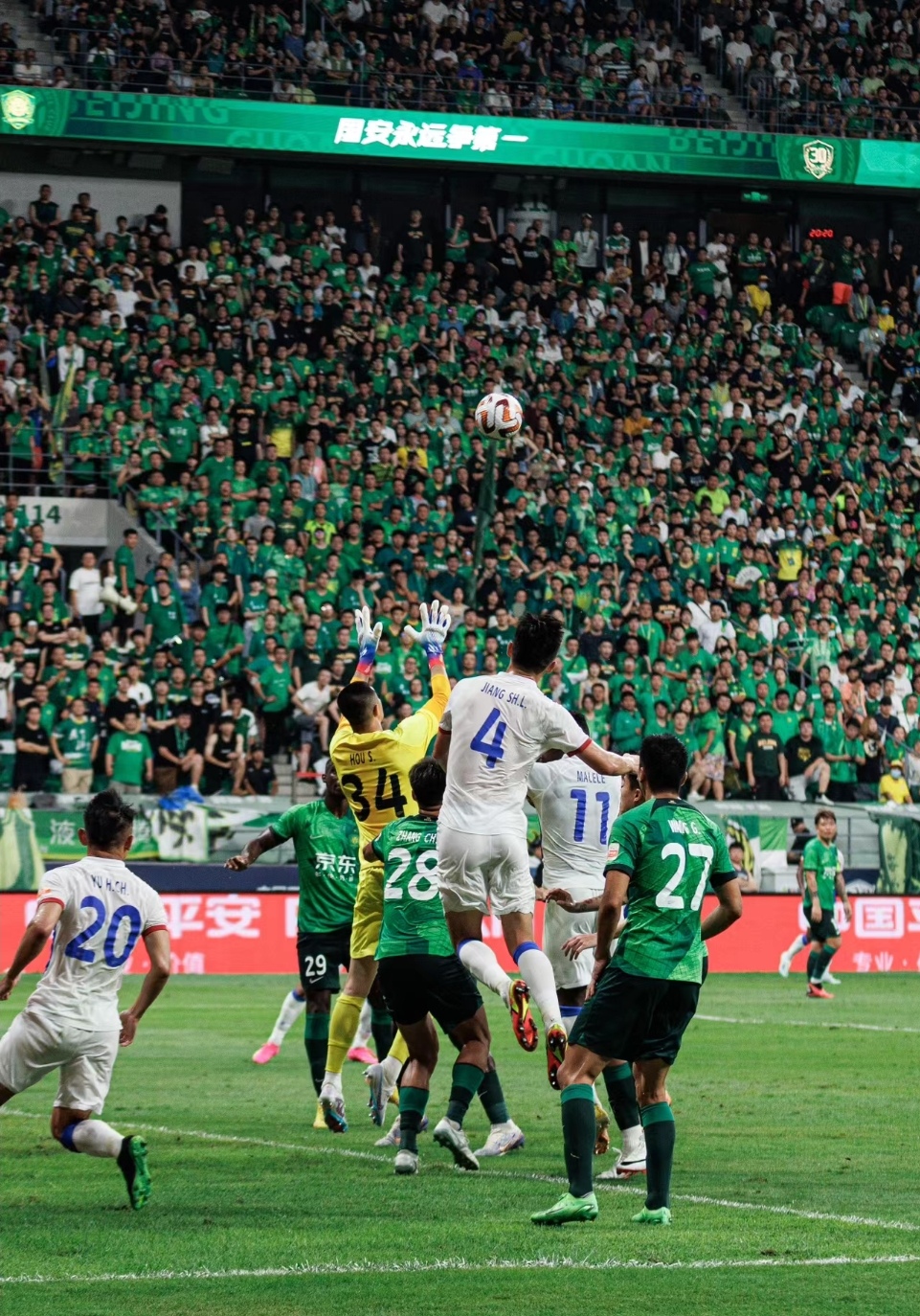 关于激烈的比赛中，球队以微弱优势获得胜利的信息