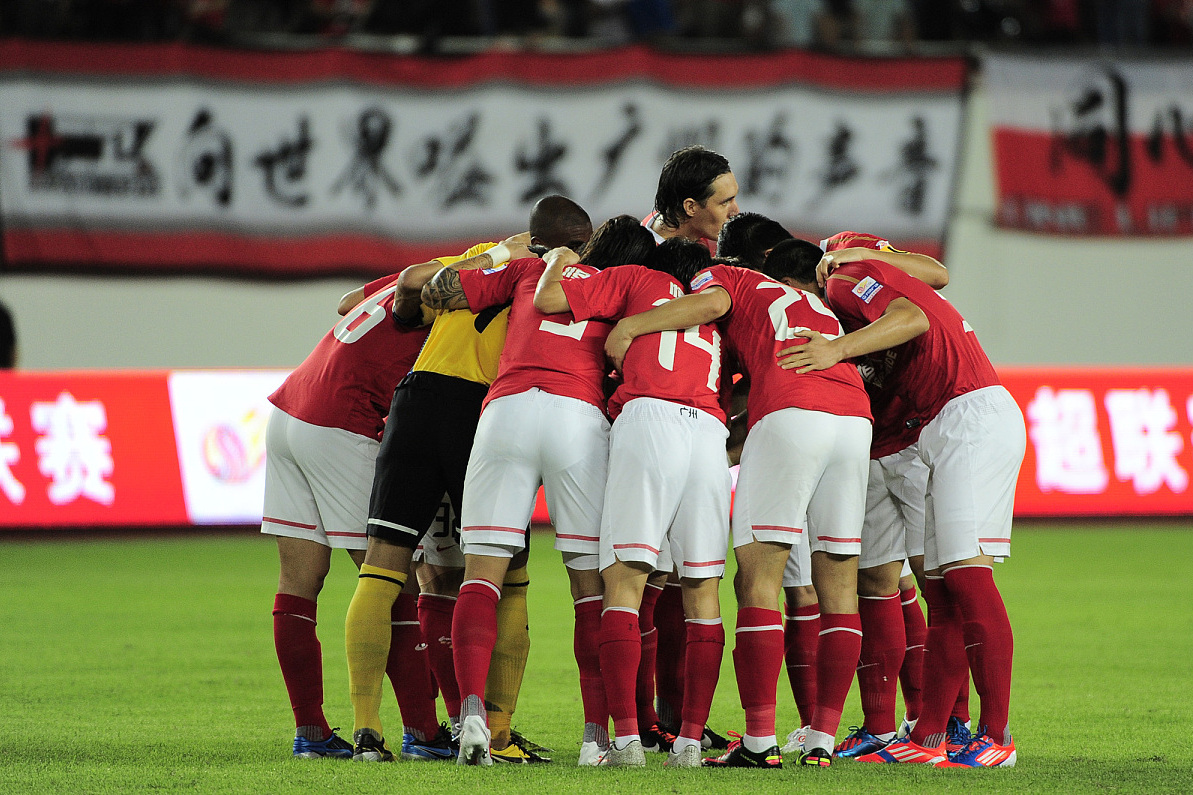 包含广州恒大赢得激动人心的比赛，球迷欢呼雀跃的词条