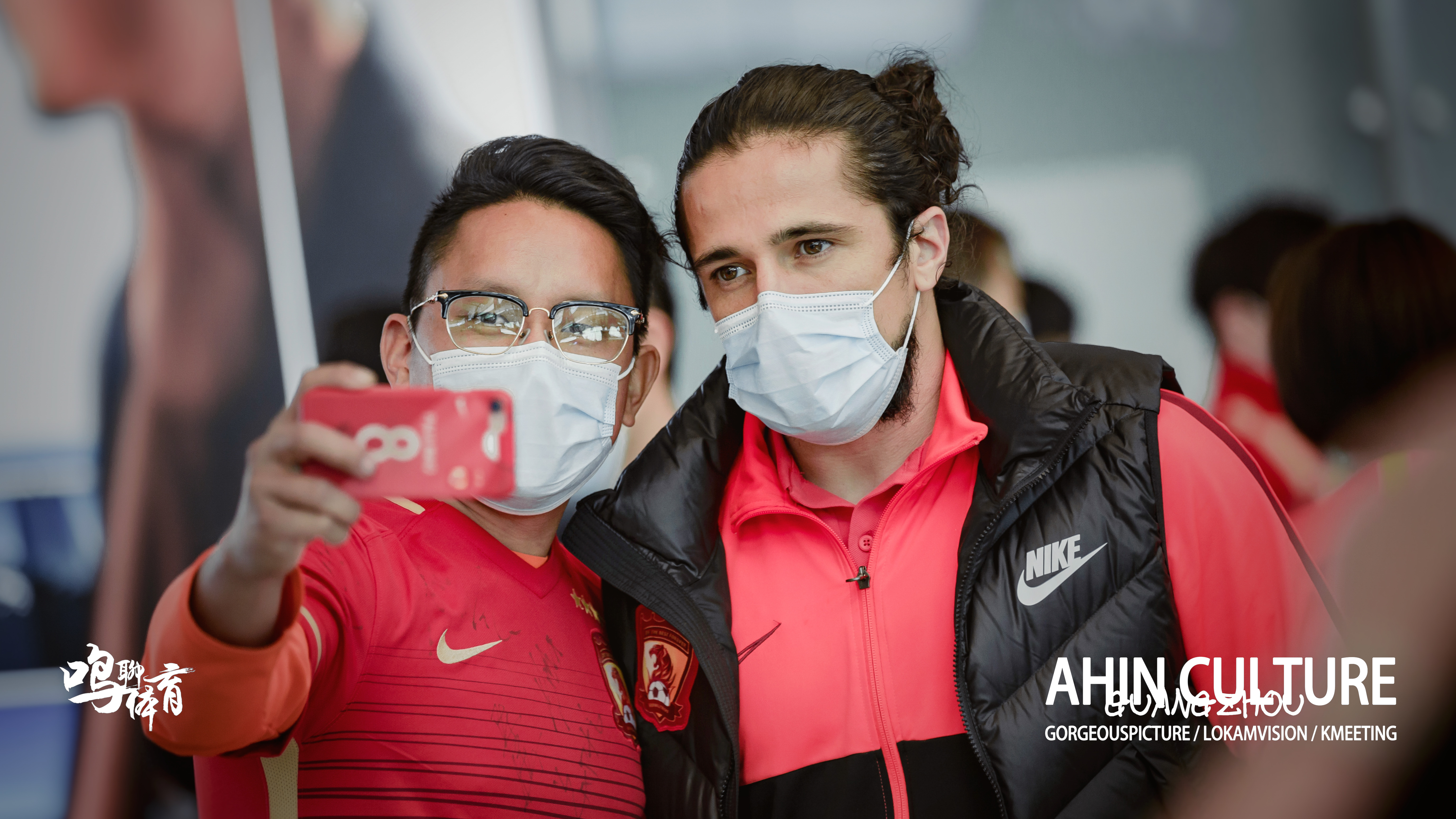 包含广州恒大赢得激动人心的比赛，球迷欢呼雀跃的词条