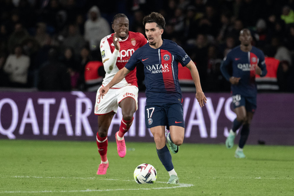 摩纳哥球员庆祝进球，展现团队凝聚力的简单介绍