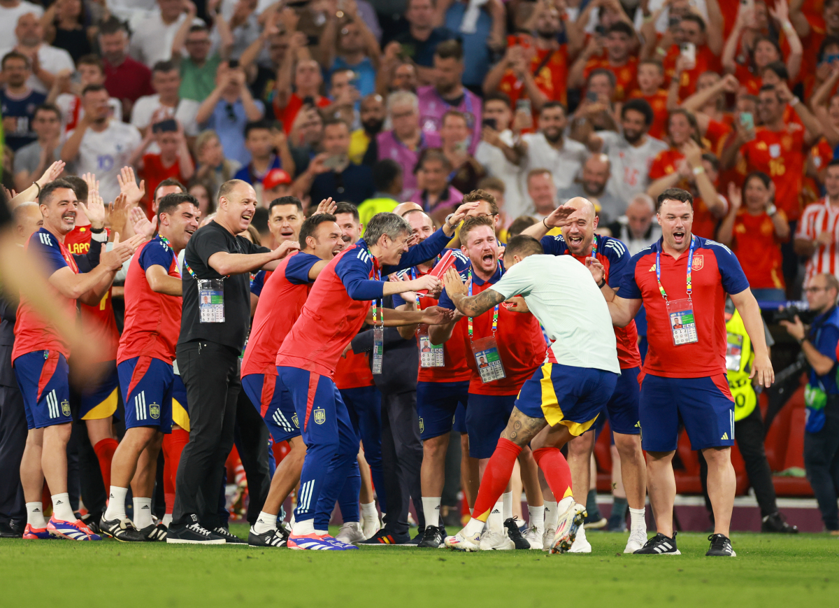 包含欧洲杯赛场依旧激烈，各国球队奋力拼搏不畏强敌的词条