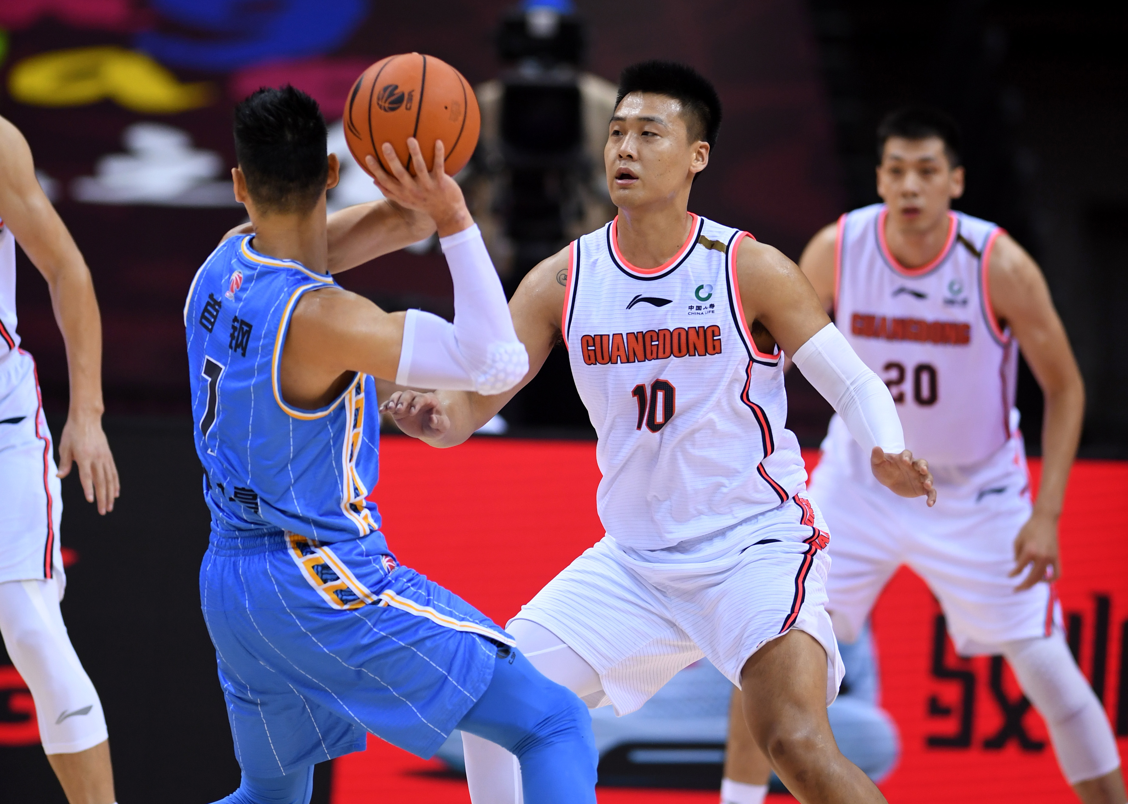 浙江队完胜山东队，东契奇统治全场的简单介绍